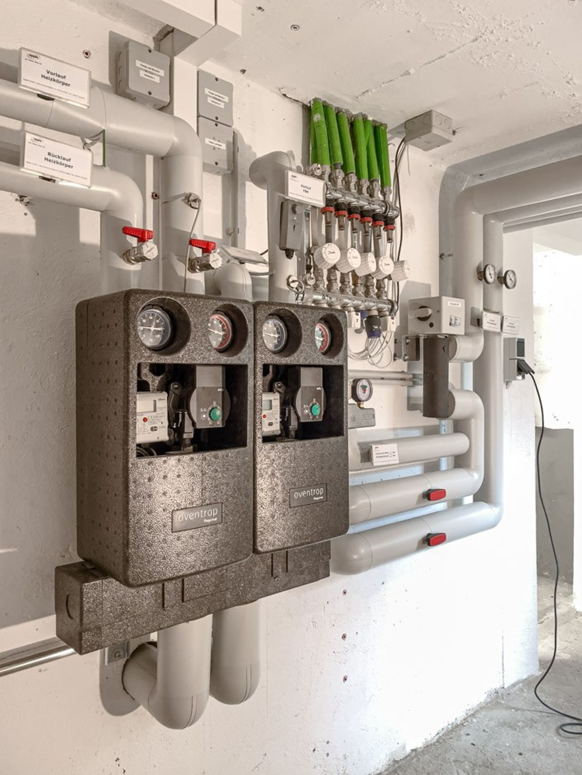 Foto Kundenreferenz Altbau Heizungssanierung Technikraum Heizkreisanbindung