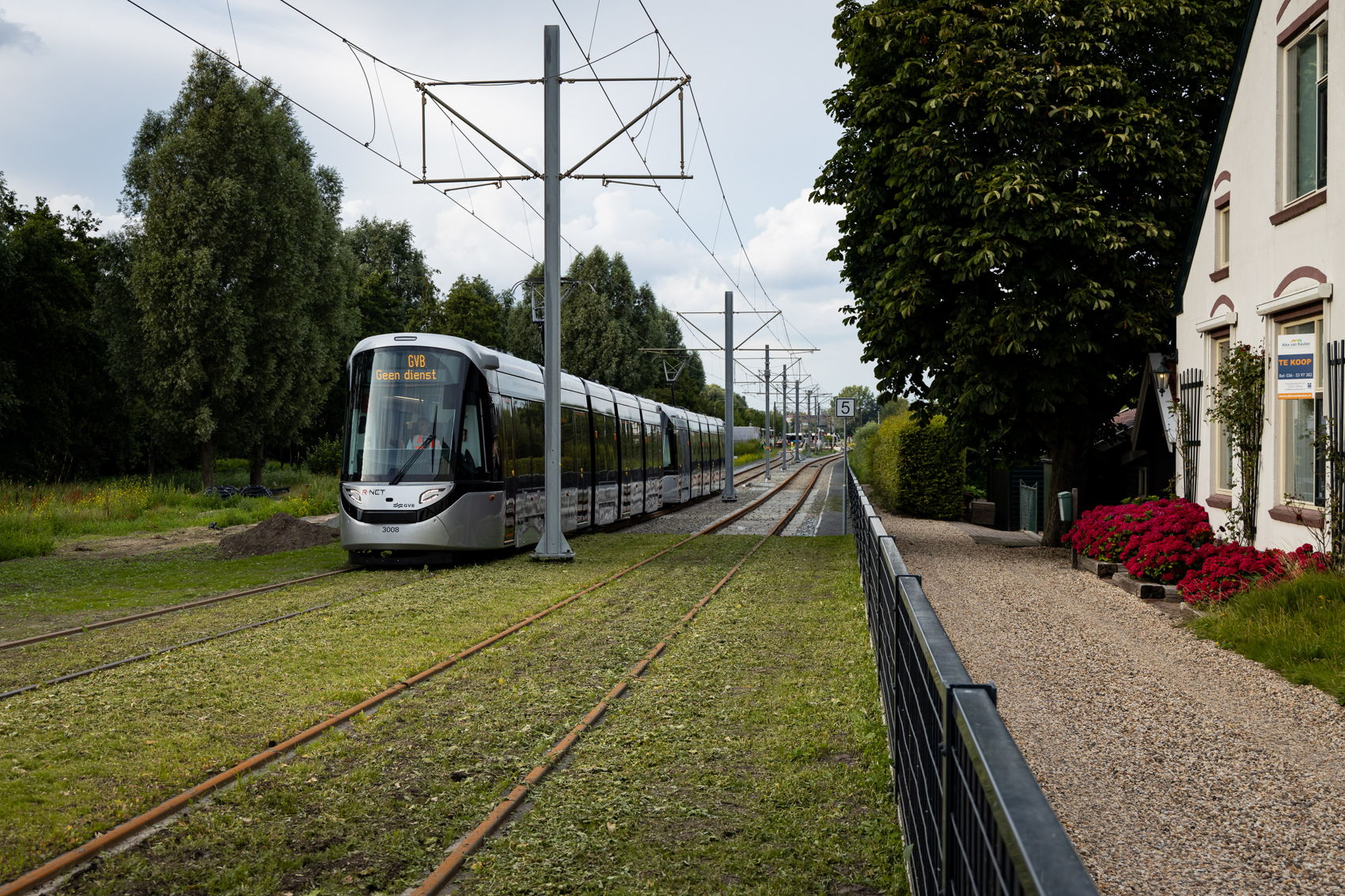 Vanaf Westwijk door naar het opstelterrein. Hier is de tram ter hoogte van de J.C. van Hattumweg 4 en 6. Vanaf Westwijk door naar het opstelterrein. Hier is de tram ter hoogte van de J.C. van Hattumweg 4 en 6.