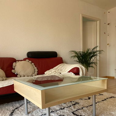 Moderner Couchtisch aus Holz mit Glasplatte