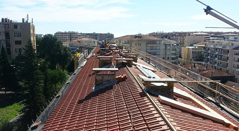 Rénovation de 2 000 m² de couverture en tuiles de Marseille — photo 2 sur 26 — CEG TOITURE