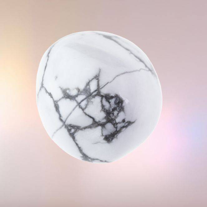Howlite naturelle – pierre de calme, d’apaisement et de sagesse en lithothérapie.