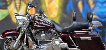2006 HARLEY-DAVIDSON FLHRSI ROAD KING CUSTOM (LUX COLORS) motorcycle for rent near Maryville, TN