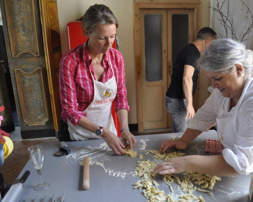Cooking classes San Giorgio a Cremano: Fresh pasta and Neapolitan desserts in a historic place