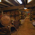 Chai traditionnel Dunnage Warehouse rempli de fûts de Whisky à la distillerie Laphroaig sur l'île d'Islay dans les Hébrides intérieures d'Ecosse