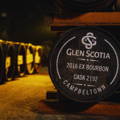 Chai traditionnel Dunnage Warehouse rempli de fûts de whisky en bois à la distillerie Glen Scotia sur la péninsule de Kintyre dans la région de Campbeltown en Ecosse