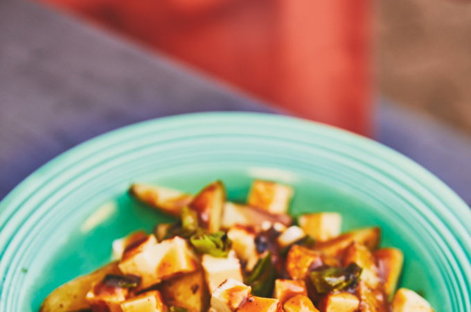 Poutine végé au halloumi grillé