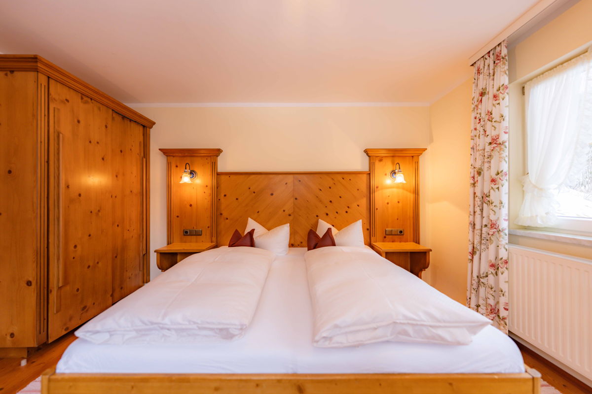 Schlafzimmer mit Doppelbett im Apartment von Hugo & Pepi in Mittelberg im Kleinwalsertal.