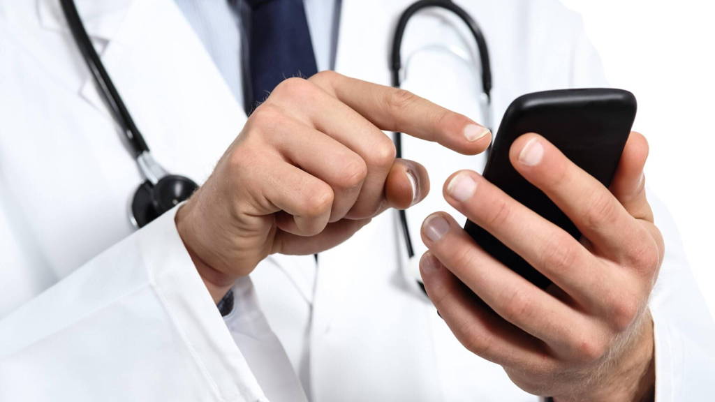 Doctor-texting-mobile-phone-ICThealth-scaled