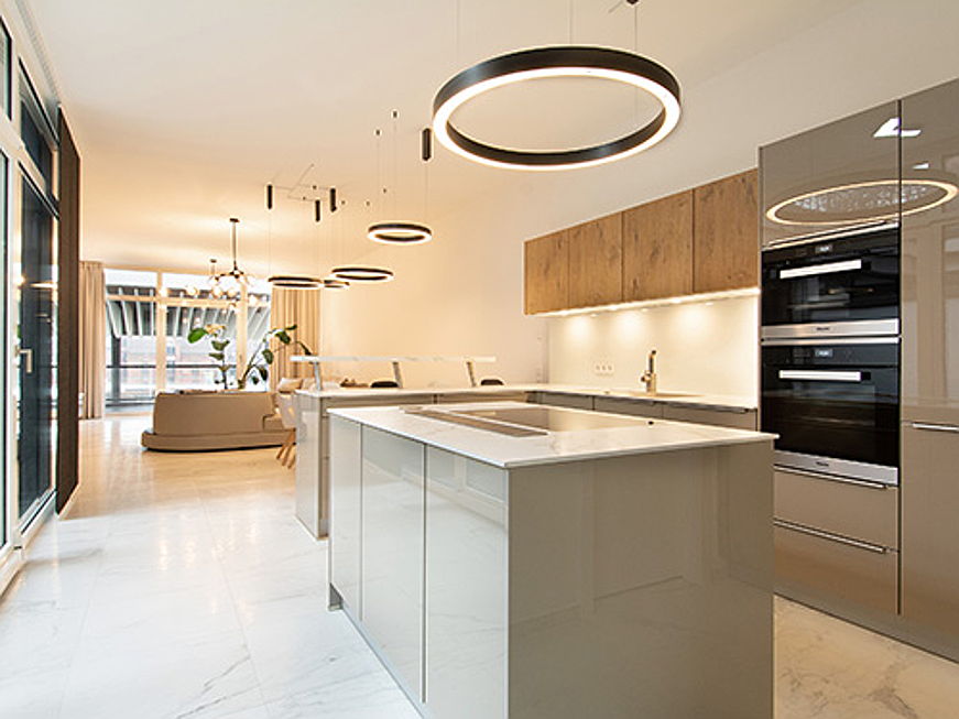  Algarve
- Dieses moderne Apartment mit Elbblick befindet sich in der HafenCity und verfügt über eine erstklassige Ausstattung. Der Kaufpreis beträgt 1,78 Millionen Euro. (Bildquelle: Engel & Völkers Hamburg)