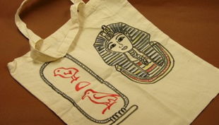 aegyptisches museum tasche mit schriftzeichen