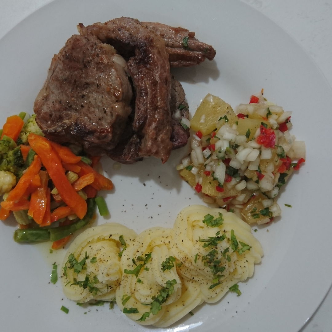 Date: 1 Jan 2020 (Wed)
Lamb Chops with Pineapple Salsa served with mixed vegetables and mashed potato
Operation to finish off (as much as possible) whatever ingredient that is left in the fridge!