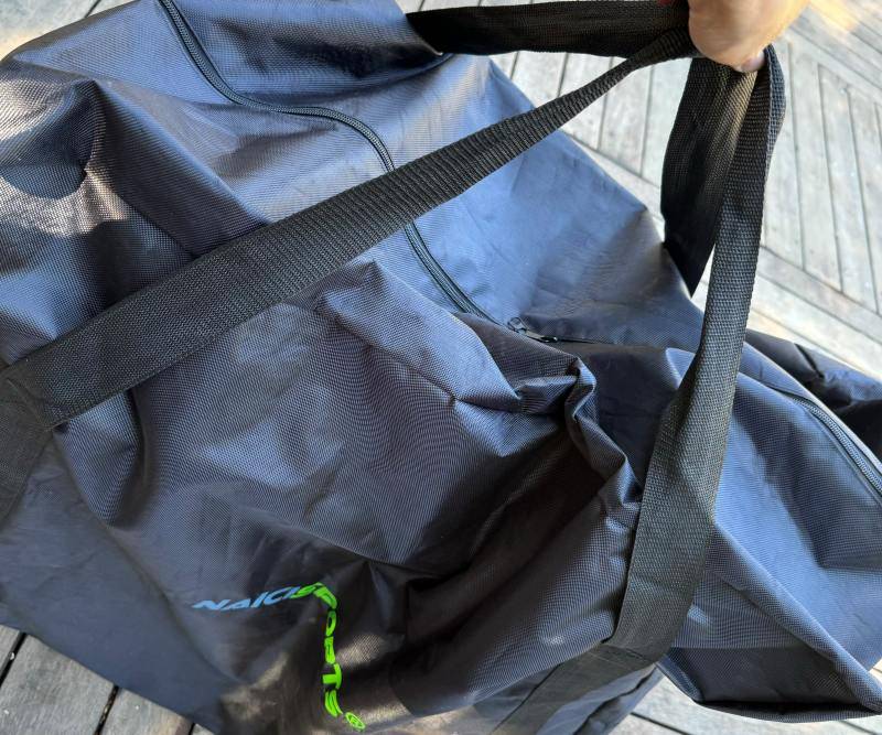 自転車が入った輪行バッグ