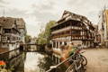 Centre de vieille ville à Strasbourg avec des maisons anciennes et des vélos en premier plan