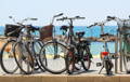 Parking à vélo sur une piste cyclable en bord de mer.