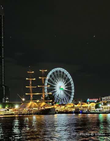 Sightseeing of illuminated landmarks