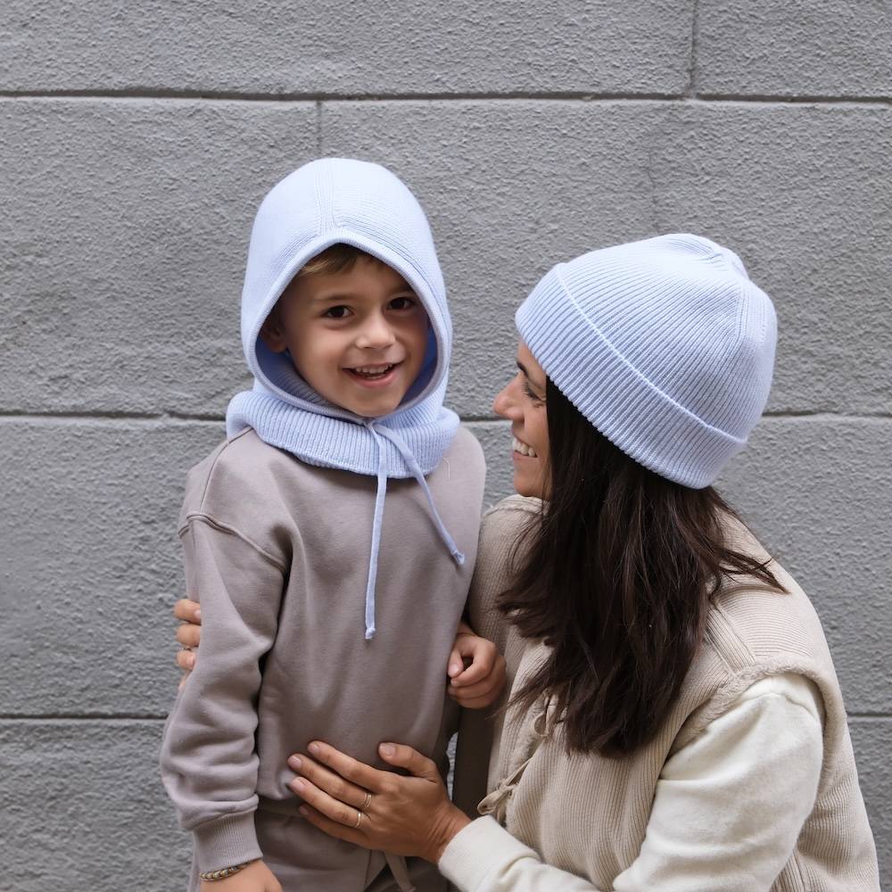 Cagoule laine premium, enfant adulte, fabrication Italie, élégance, confort, chaleur, douceur, qualité supérieure, style chic, durable, respirante, protection hiver, design soigné brun camel 