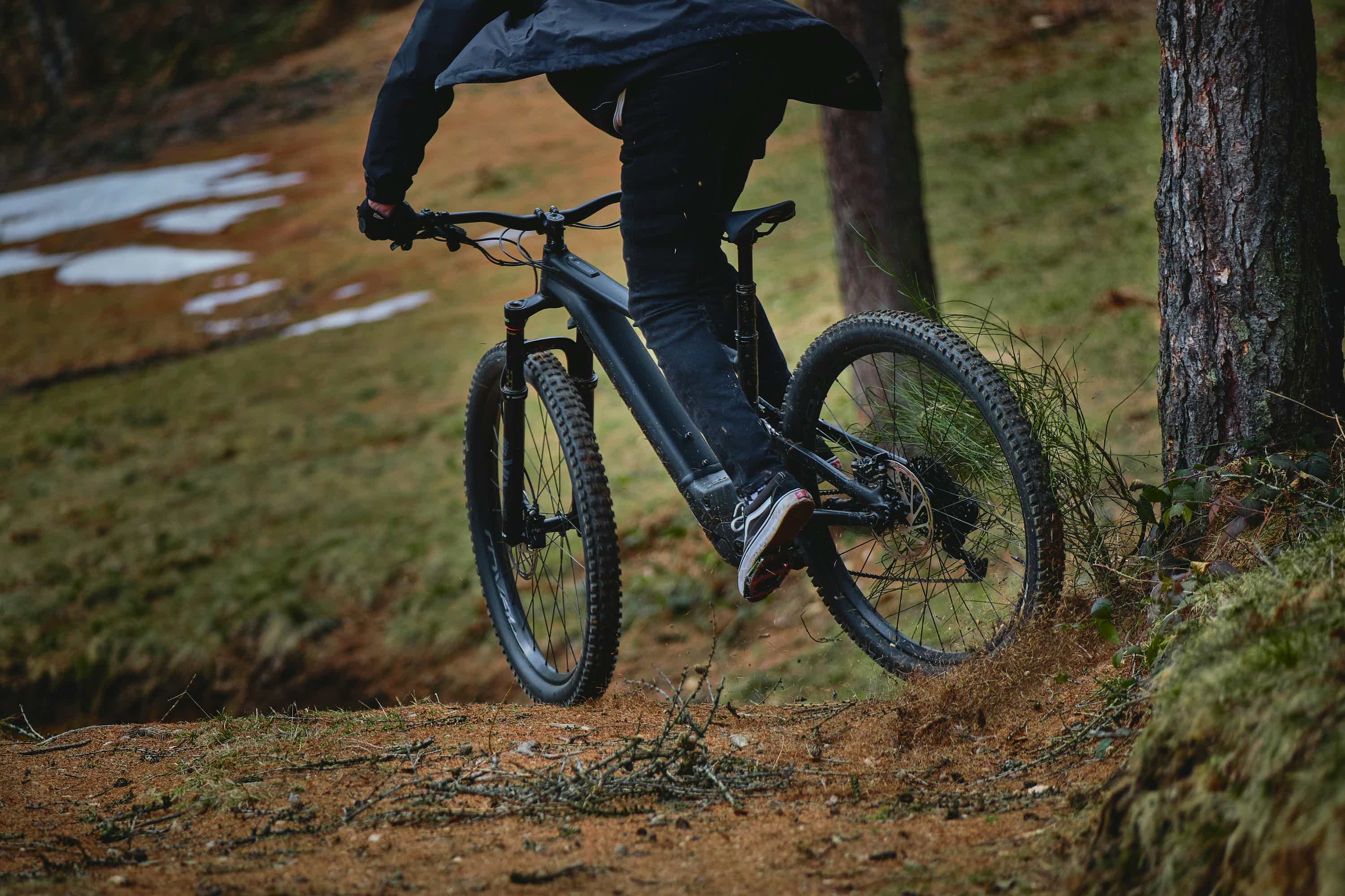 Bicicleta electrica bajando una cuesta en el campo