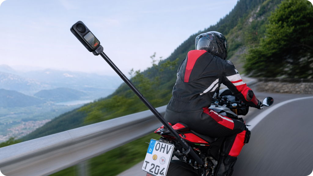 Insta360 X6 パワー自撮り棒 バイク走行中の撮影イメージ 横長