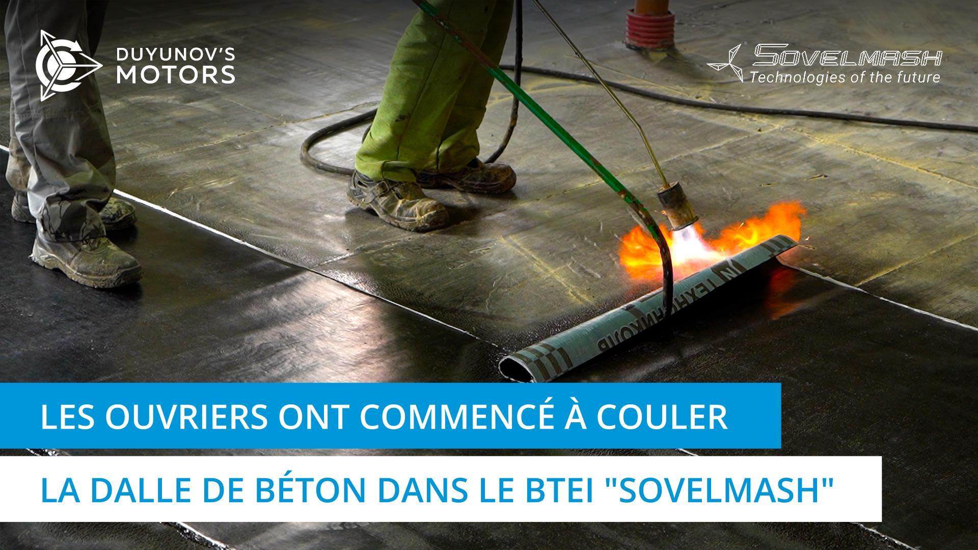 Les ouvriers ont commencé à couler la dalle de béton dans le BTEI "Sovelmash"