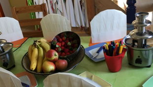 kinder kochwerkstatt dekorierter tisch