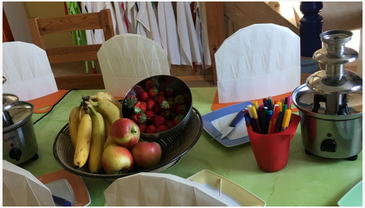 kinder kochwerkstatt dekorierter tisch