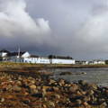 Vue depuis le rivage sur la distillerie Bruichladdich sur l'île d'Islay dans les Hébrides intérieures d'Ecosse