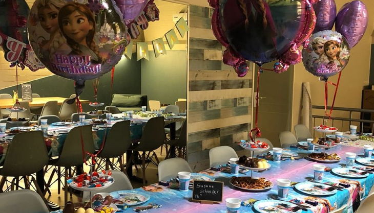 ritterland dekorierter geburtstagstisch