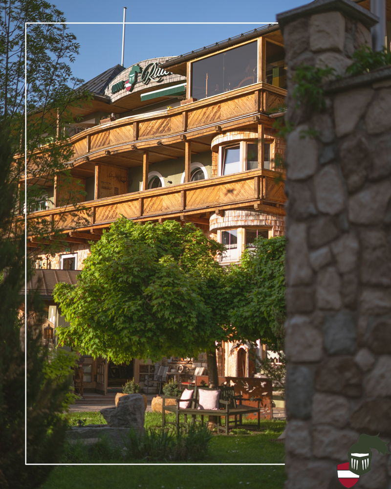 🌄 Wenn die Abendsonne langsam über dem Tannheimertal verschwindet, wird es bei uns besonders gemütlich. ✨

Warme Farben, ruhige Momente und dieses ganz besondere Gefühl von Urlaub in den Bergen. 🌿⛰️

Ein Platz zum Durchatmen, Genießen und den Tag ent