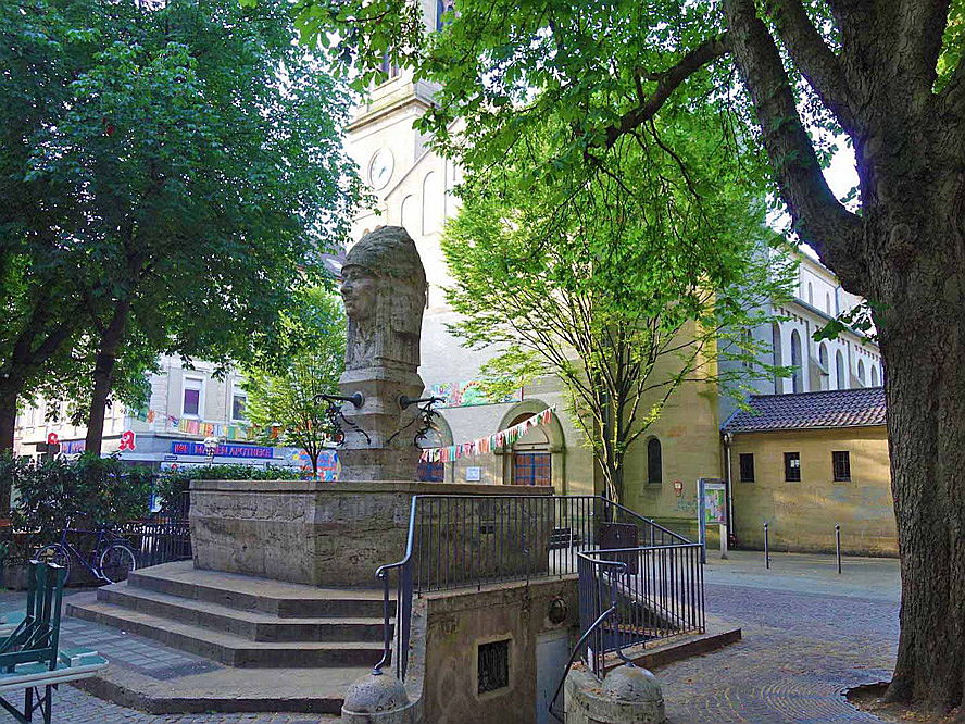  Karlsruhe
- Hier sehen Sie den markanten Brunnen Werderplatz in der Karlsruher Südstadt. Erfahren Sie mehr über den Kauf oder Verkauf eines Mehrfamilienhauses in Karlsruhe.