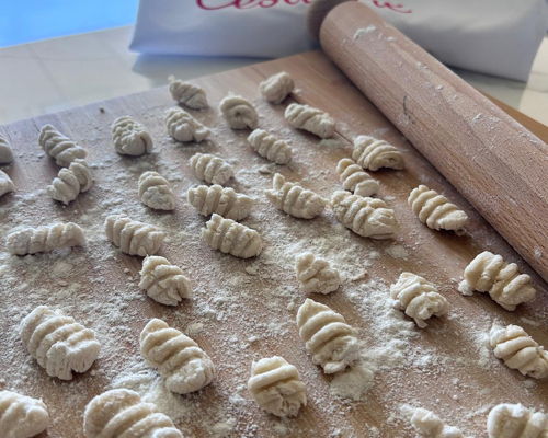 Corsi di cucina Brescia: Lezione di cucina sugli gnocchi con vista su Brescia