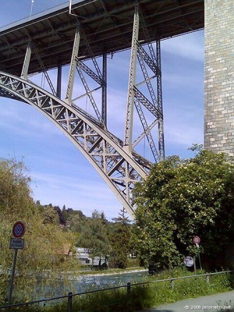 Pont sur le fleuve Aar à Berne en Suisse - 04 - juin 2006