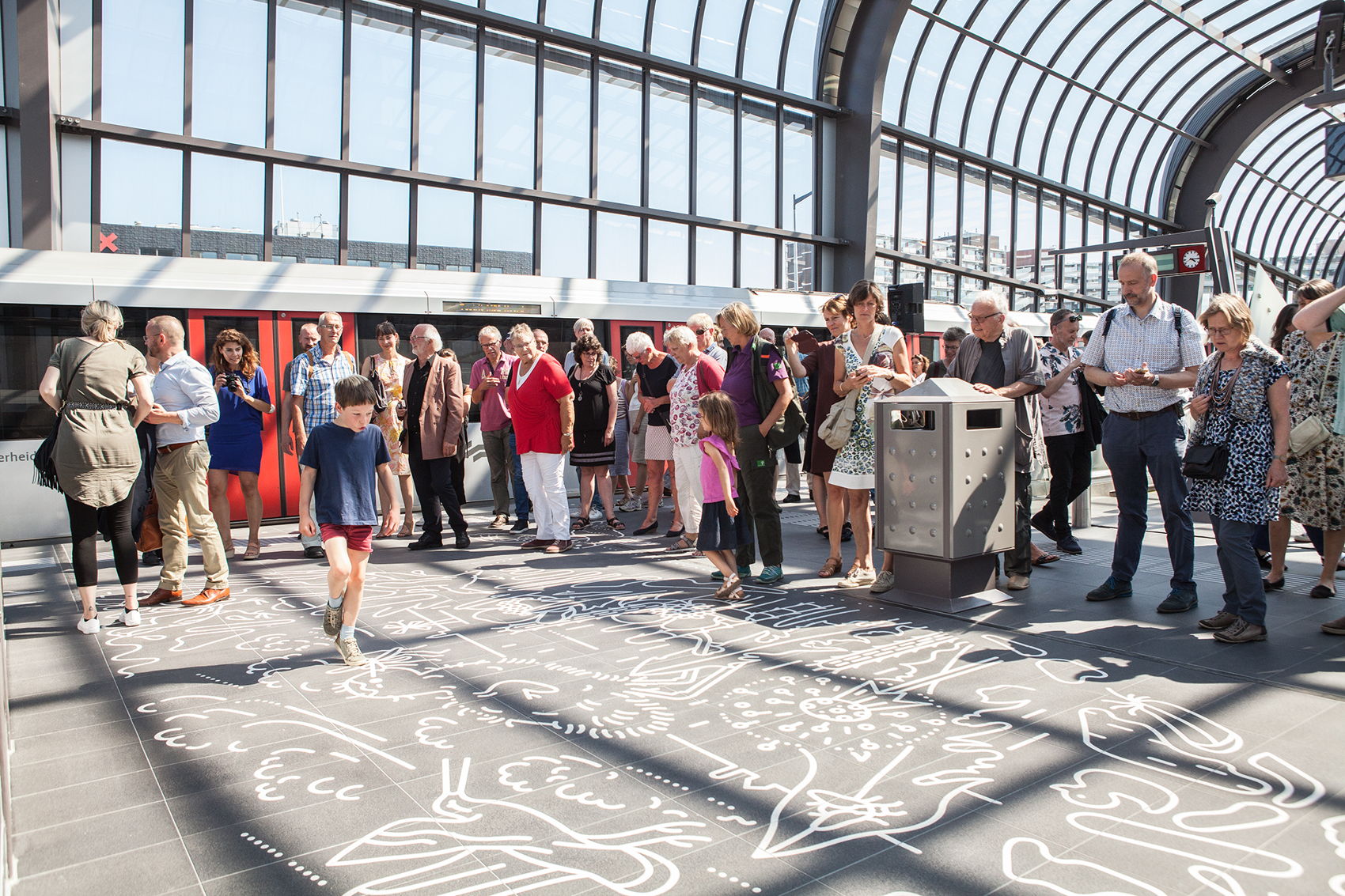 Bij de opening op 28 juni 2018 hoorden de genodigden vogelgeluiden en kon iedereen alle vogels van het kunstwerk op de 200 meter lange perronvloer bewonderen. Foto: Jorrit 't Hoen Bij de opening op 28 juni 2018 hoorden de genodigden vogelgeluiden en kon iedereen alle vogels van het kunstwerk op de 200 meter lange perronvloer bewonderen. Foto: Jorrit 't Hoen