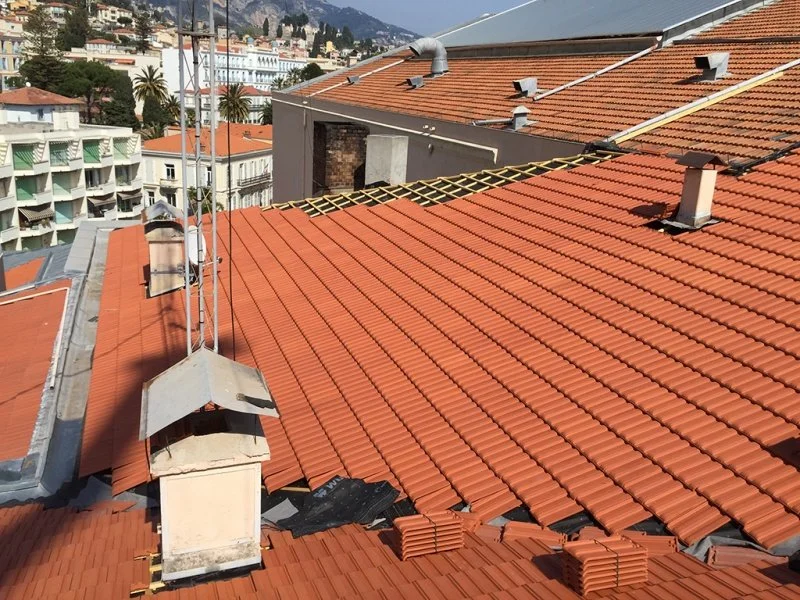 Rénovation de la toiture du Palais de l’Europe à Menton en tuiles de Marseille — photo 8 sur 10 — CEG TOITURE