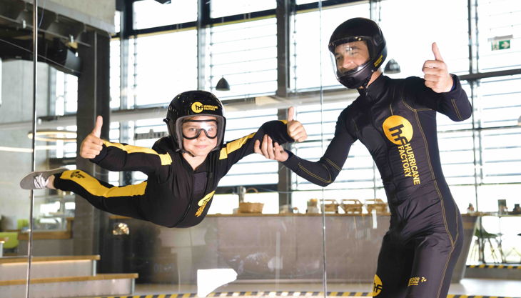 hurricane factory berlin kind beim fliegen