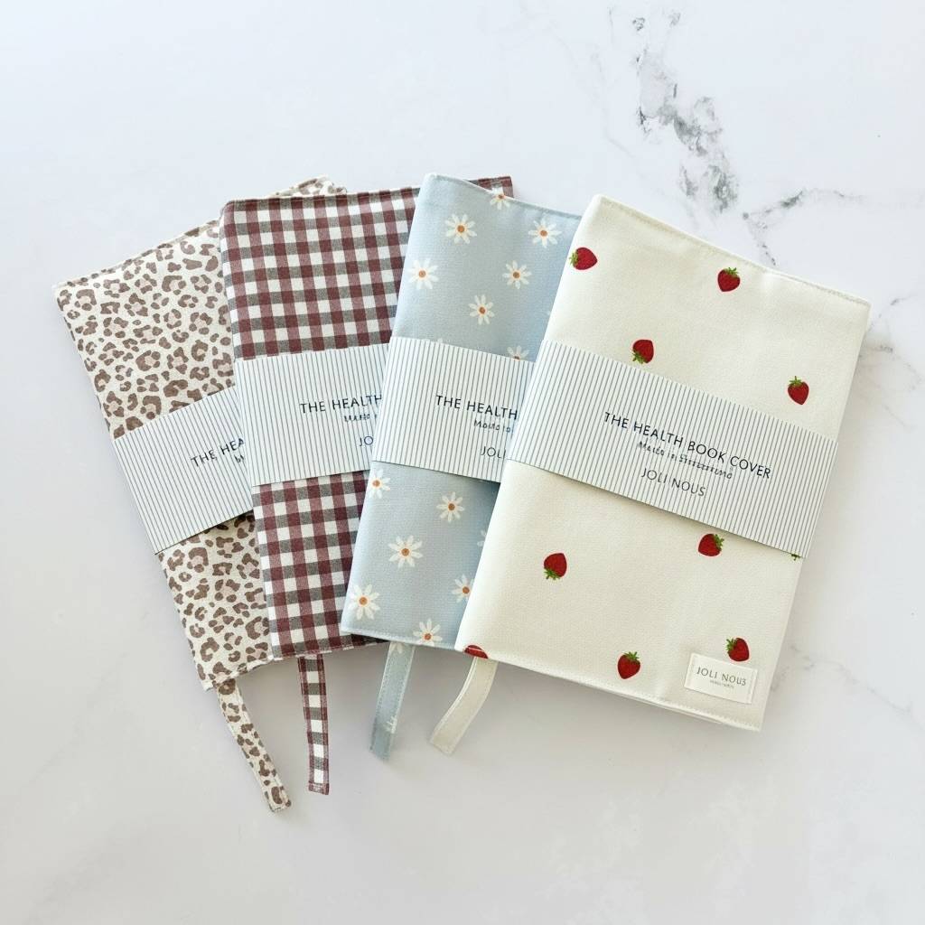 protège carnet de santé qualité bébé raffiné certifié OEKO-TEX chic premium cadeau naissance babyshower futur parent maman enceinte marguerites fraises