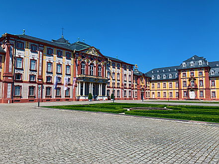  Karlsruhe
- Hier sehen Sie den Innenhof vom Bruchsaler Barockschloss. Erfahren Sie mehr über den Kauf oder Verkauf eines Mehrfamilienhauses in Bruchsal.