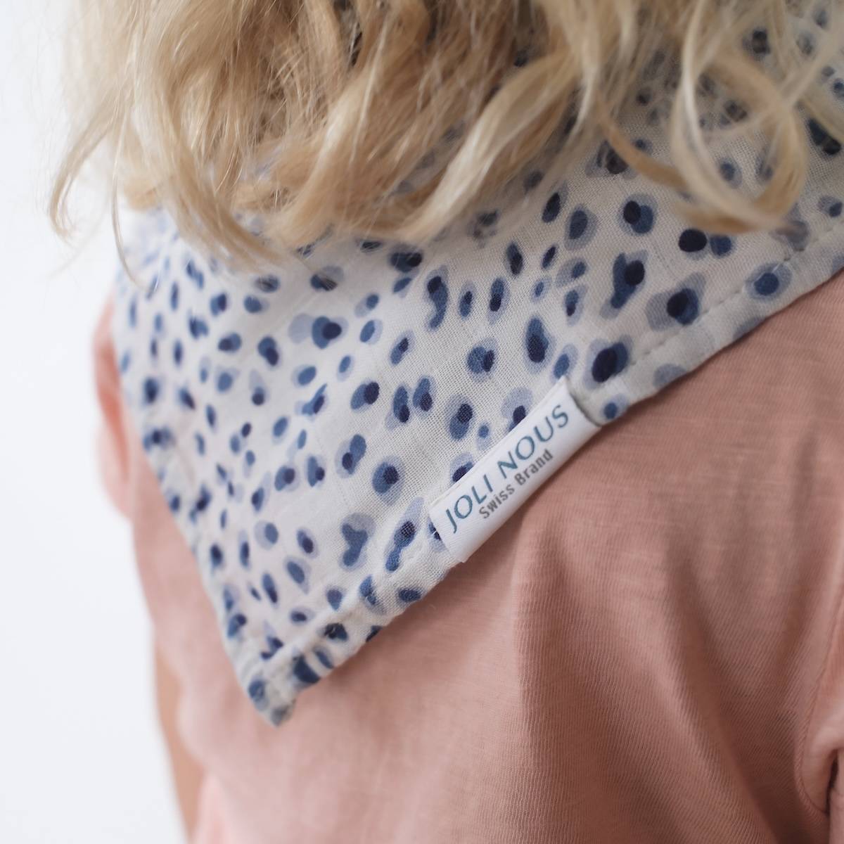 Foulard scarf bébé raffiné coeurs rouges pour bébé et enfant, en coton doux et bambou et respirant, certifié OEKO-TEX, idéal pour compléter une tenue d’enfant chic et confortable