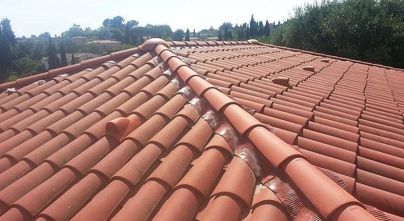 Remplacement de faîtage et d’arêtiers scellés par des closoirs ventilés — photo 2 sur 10 — CEG TOITURE