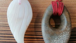 speckstein engelflügel und amulette