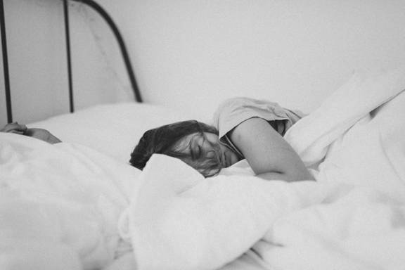 photo d'une fille qui dort paisiblement sur le côté la nuit