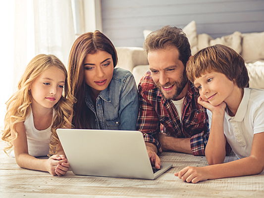  Ennetbaden
- Familie schaut auf Laptop