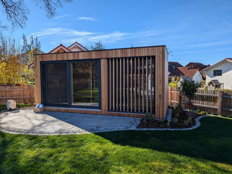 Außensauna in Lärche mit Lamellen