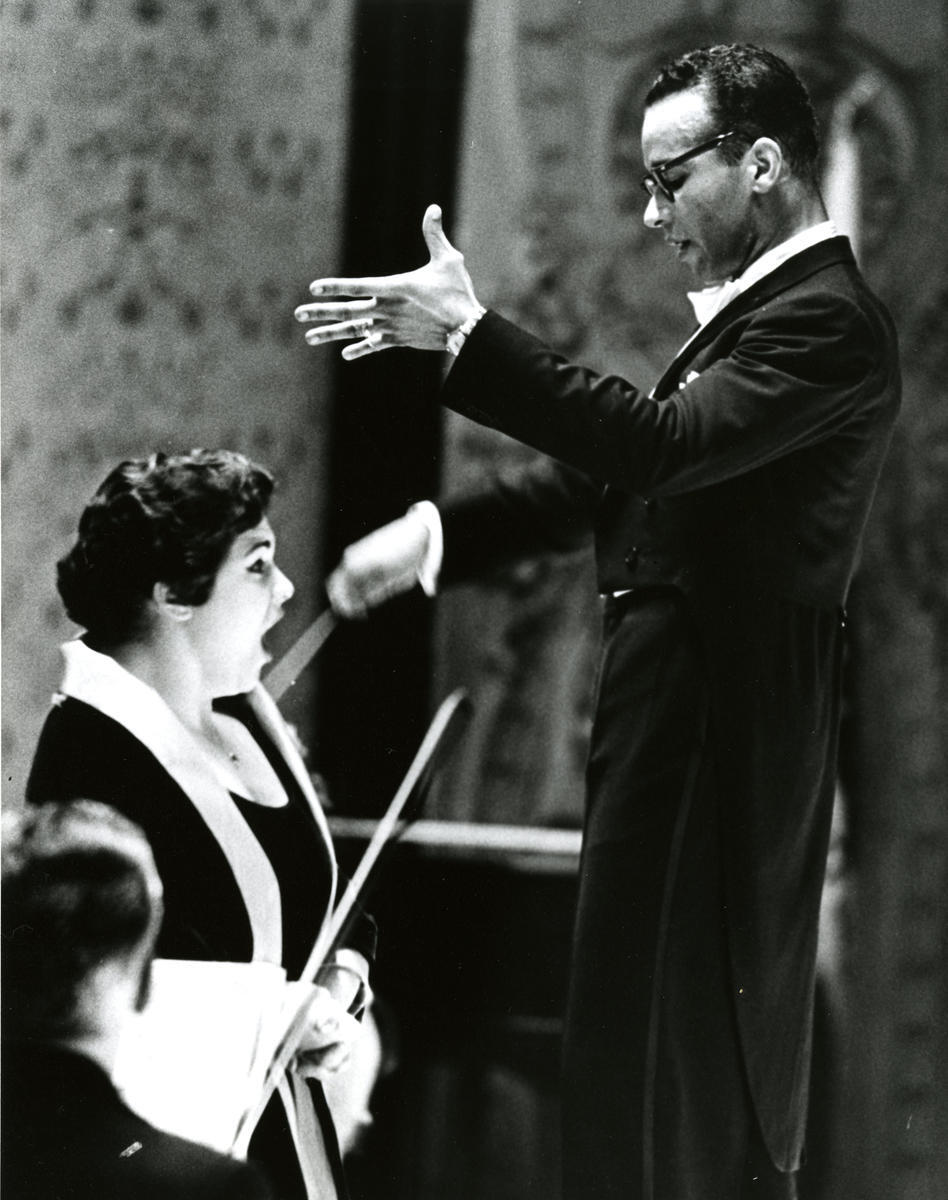 Henry Lewis dirigiendo a la mezzosoprano Marilyn Horne, con la que estaba casado.