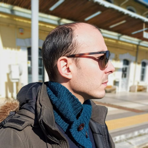 Cowl with buttons for men