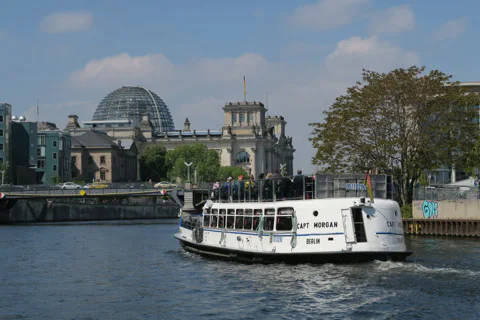 One-hour city tour by boat from/to Museum Island