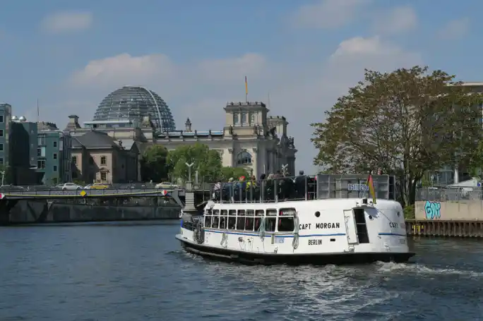 One-hour city tour by boat from/to Museum Island