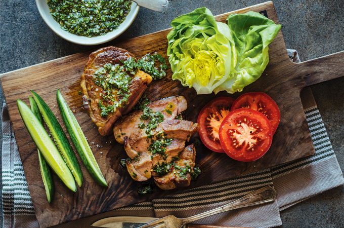 Bifteck d’échine de porc et sauce chimichurri