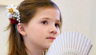 schloss charlottenburg kind mit fächer