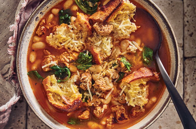 Soupe aux saucisses et aux haricots blancs, croûtons au parmesan