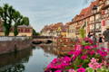 Vue sur un canal de Colmar avec les maisons traditionnelles au bord